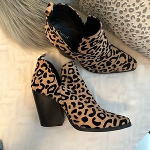 Qupid leopard print booties size 8.5